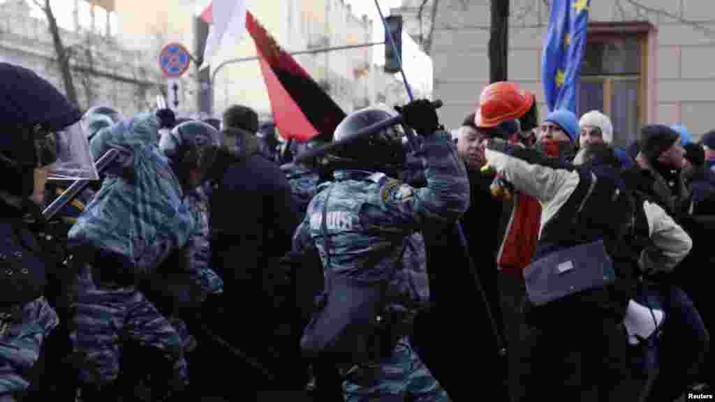 Kiyev, 3 dekabr 2013. Polislə aksiya iştirakçıları arasında qarşıdurma. 