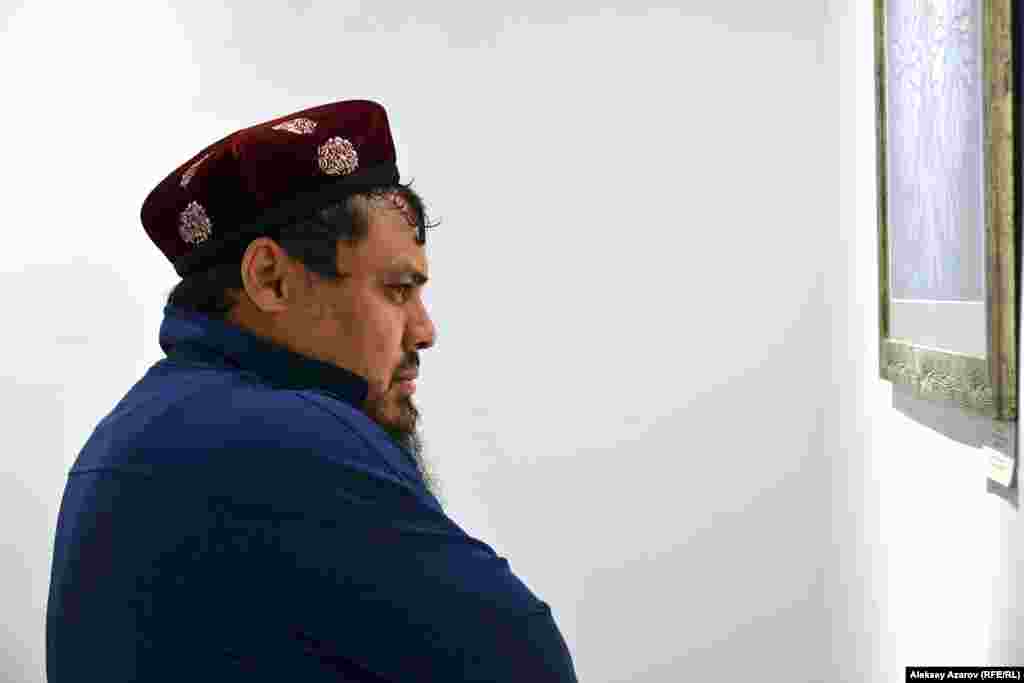 Молодой мужчина по имени Шакир впервые попал не только на «Ночь музеев», но и вообще в музей. Сказал, что ему было интересно посмотреть на историю. Алматы, 17 мая 2019 года.