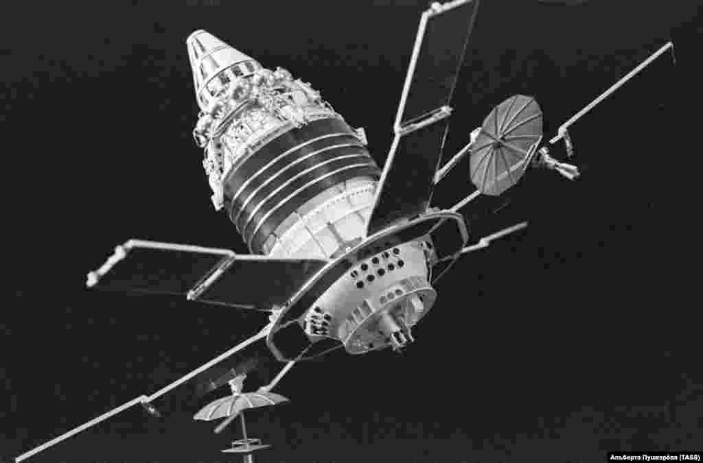 Советский спутник "Молния-1" был предназначен для военных коммуникаций. Потребовалась громадная ракета, чтобы вывести его на орбиту в 1965 году. Они весил 1,5 тонны. И в нем была эстетическая красота – его солнечные панели открывались уже на орбите. 