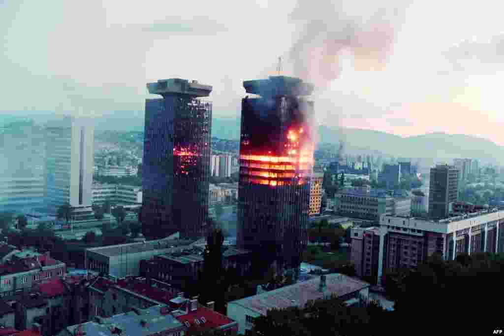Rat u BiH počeo je sredinom 1992. Sarajevo je bilo pod opsadom 1423 dana. Na grad je dnevno padalo 329 granata, a ubijeno je preko 11.500 hiljada osoba. 