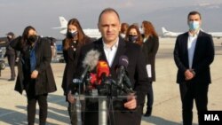 Министерот за здравство Венко Филипче на аеродромот во Скопје.