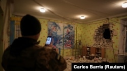 Градинката, која според воените претставници на Украина била оштетена од гранатирање, во Станица Луханска, во регионот Луганск, Украина, 17 февруари 2022 година.