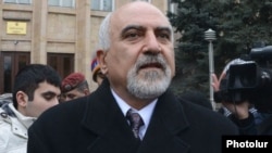 ԱԻՄ առաջնորդ Պարույր Հայրիկյանը Սահմանադրական դատարանի շենքի դիմաց, արխիվ