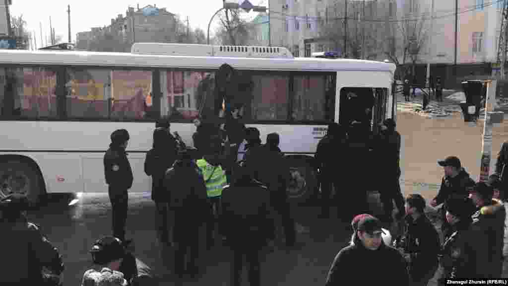 Ақтөбеде арнайы жасақ ұстағандарды автобусқа салып алып кетті. 
