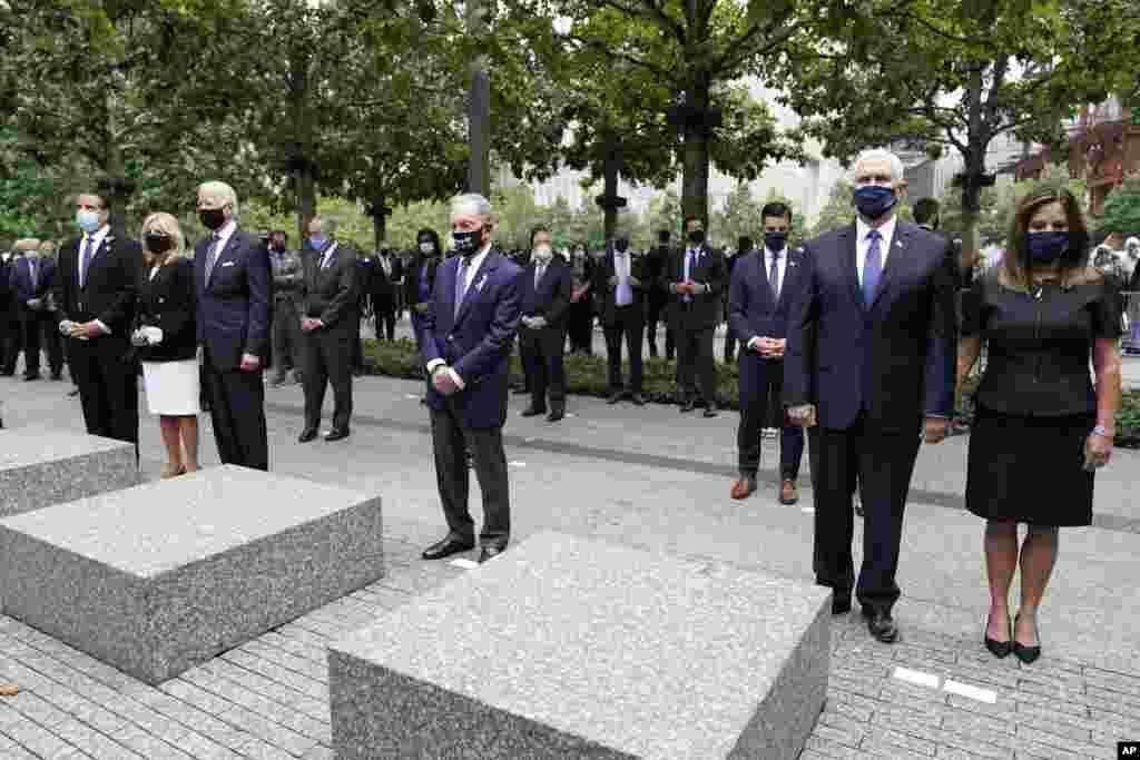 Конкурент Трампа на президентських виборах, колишній віцепрезидент США Джо Байден також відвідав того дня «Національний меморіал рейсу 93» у Пенсильванії. Але спочатку, вранці 11 вересня він був присутній разом зі своєю дружиною на церемонії, яку проводить музей «9/11» у Нью-Йорку. Зліва направо: губернатор Нью-Йорку Ендрю Куомо, Джилл Байден зі своїм чоловіком, кандидатом у президенти США від Демократичної партії Джо Байденом, колишній мер Нью-Йорку Майкл Блумберґ, віцепрезидент США Майк Пенс та його дружина Карен