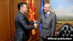Архивска фотографија - Претседателот на Владата на Република Северна Македонија, Зоран Заев и Зоран Јанкович, шеф на Канцеларијата за врски на НАТО во Скопје.