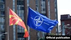 Знамиња на Македонија и на НАТО. 