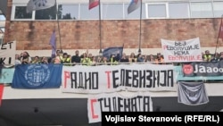 Studenti ispred Radio-televizije Srbije nakon što je raspisan novi konkurs za članove Saveta REM-a, 28. april 2025. 