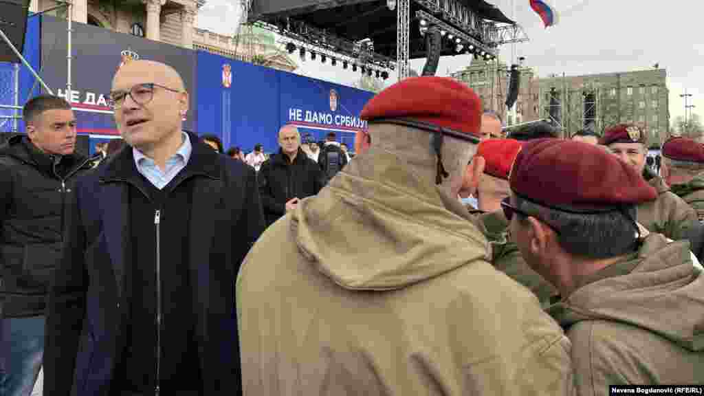 Premijer Srbije u ostavci Miloš Vučević na skupu sa pripadnicima rasformirane Jedinice za specijalne operacije, čiji su neki pripadnici osuđeni za atentat na premijera Zorana Đinđića 2003. i druga politička ubistva u Srbiji.