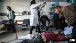 Палестинци кои чекаат медицинска помош во болницата по наводниот отворен оган врз нив од израелски војници во северниот дел на Газа на 29 февруари 2024 година