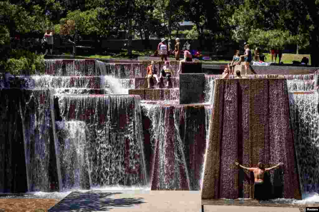 Ljudi traže rashlađenje u javnoj fontani u Portlandu, Oregon