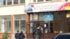 Парадный вход в среднюю школу №37. Астана, сентябрь 2009 года.