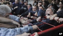 Співробітники міліції намагаються заблокувати прохід до Печерського суду, Київ, 27 вересня 2011 року