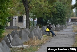 Чоловік відпочиває в оточенні «зубів дракона», Покровськ, 20 жовтня 2024 року