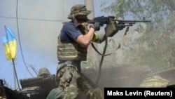 Український військовий стріляє під час бою в місті Іловайську, 26 серпня 2014 року