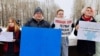Руслан Зинатуллин на согласованном с властями пикете "За свободу слова и прессы" 1 февраля. Спустя несколько дней силовики заявят, что плакат в его руках "не соответствовал заявленной теме". 