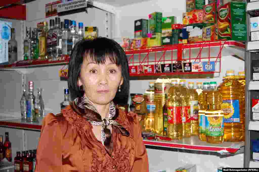 Хозяйка продуктового магазина Сана говорит, что за последний месяц подсолнечное масло подорожало на 30-40 тенге, мука казахстанского производства по сравнению летним периодом подорожала на сто тенге. Алматы, 16 октября 2012 года.