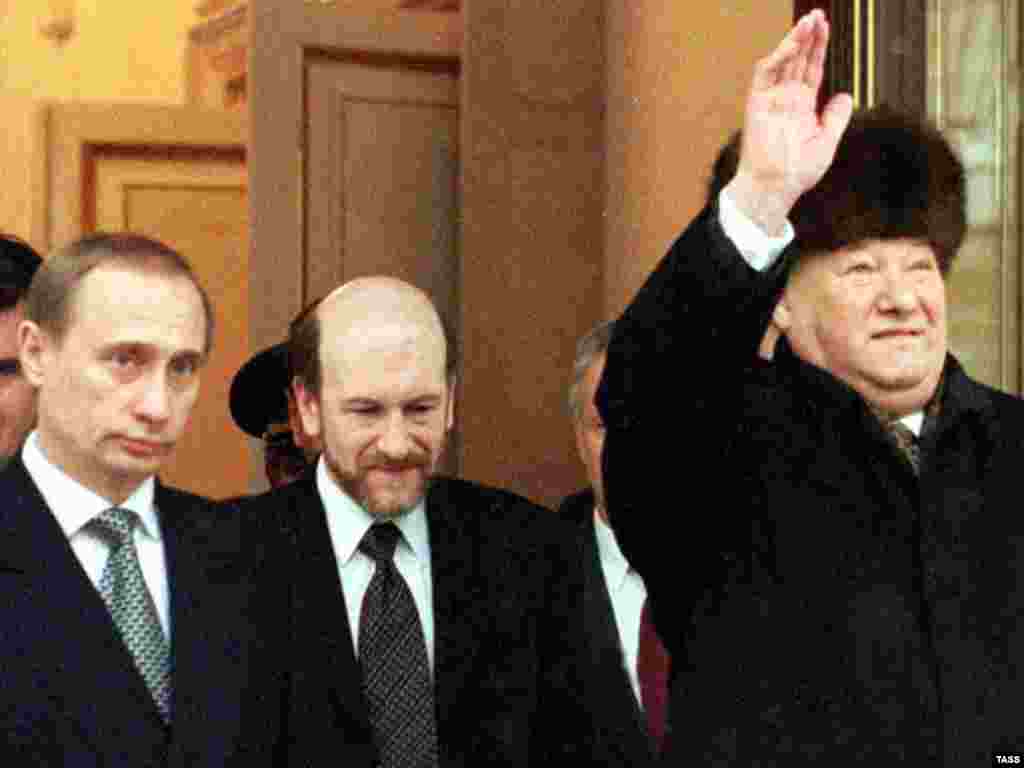 Jeljcin (desno) maše rukom neposredno pred predaju kancelarije predsednika Putinu (levo), u Kremlju u Moskvi, 31. decembra 1999. godine