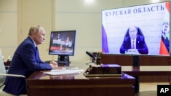 Смирнов (на экране) с Владимиром Путиным