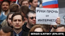 "Ръцете долу от интернет", призовава протестираща по време на една от многото демонстрации срещу законите, които ограничават свободата на словото онлайн.