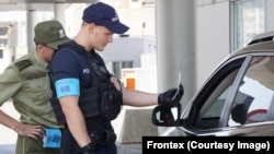 Službenik Evropske agencije za graničnu i obalsku stražu - Frontex. Ilustracija. 