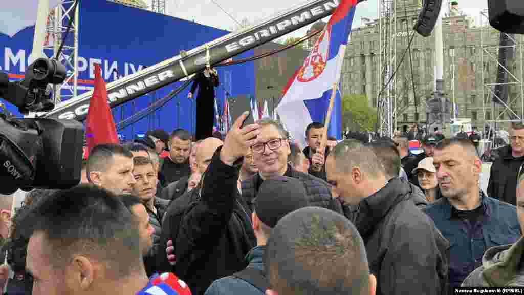 Predsednik Srbije Aleksandar Vučić fotografiše se sa grupom pripadnika srpske zajednice na Kosovu.Na Vučićev skup su se pojedine grupe njegovih pristalica uputile peške, a jedna grupa je stigla sa Kosova.