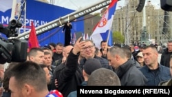 Претседателот на Србија Александар Вучиќ на средба во центарот на Белград, 11 април 2025 година.
