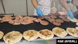 Roštilj je i u nedelju besplatno deljen na skupu vlasti u Beogradu, 13. april 2025.