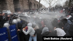 Policajci koriste biber sprej i vodene topove na protestima u Istanbulu 23. mart 2025.