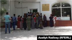 Aşgabatda döwlet dükanlarynyň biriniň öňünde dörän nobat. Illýustrasiýa suraty.