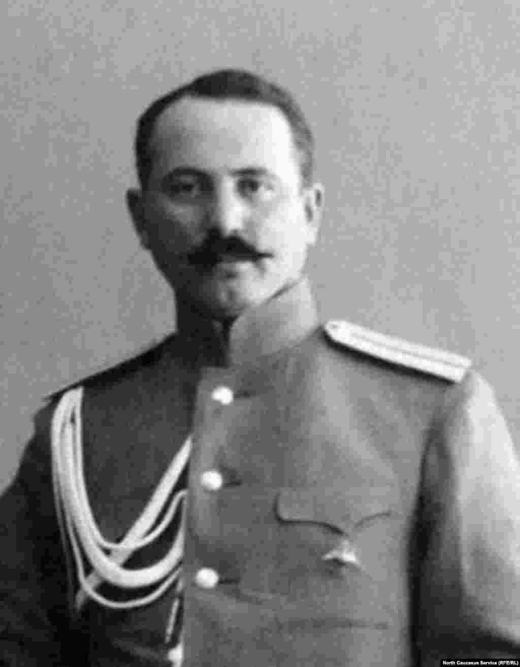 Князь Нух-бек Тарковский, военный и политический деятель Дагестана, командир I-го Дагестанского полка. Военный диктатор Дагестана (сентябрь-октябрь 1918 года). Служил в Добровольческом корпусе генерала Антона Деникина. С 1920 года жил в эмиграции, умер в Швейцарии.