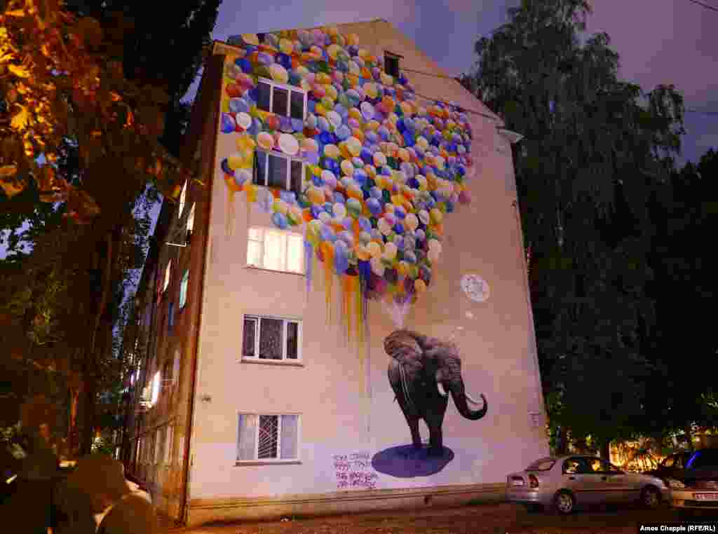 «Мрія слоненяти» авторства Саші Корбана (вулиця Академіка Туполєва, 7Б)