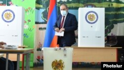 Վարչապետի պաշտոնակատար Նիկոլ Փաշինյանը մասնակցում է ԱԺ արտահերթ ընտրությունների քվեարկությանը, 20 հունիսի, 2021թ.