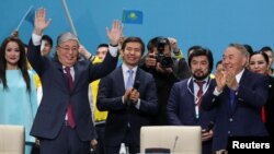 Қазақстан президенті Қасым-Жомарт Тоқаев (сол жақта) пен экс-президент Нұрсұлтан Назарбаев "Нұр Отан" партиясының съезінде. 23 сәуір 2019 жыл.