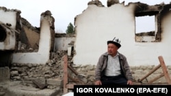 Кыргызстан. Баткен облусунун кыргыз-тажик чек арасына жакын жайгашкан Көк-Терек айылындагы өрттөлүп-талкаланган үй. 