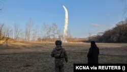 Synaga Demirgazyk Koreýanyň lideri Kim Çen Un syn etdi. 