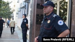 Optuženi Miloš Jovanović okrivio je na suđenju svjedoka saradnika tužilaštva Aleksandru Sašu Sinđelića da je ključni organizator pokušaja "državnog udara". Foto: Policija ispred ulaza u Viši sud