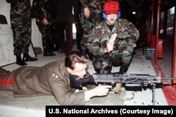 Ruski general major puca iz američkog oružja M249 na poligonu za gađanje američkog ratnog zrakoplovstva
