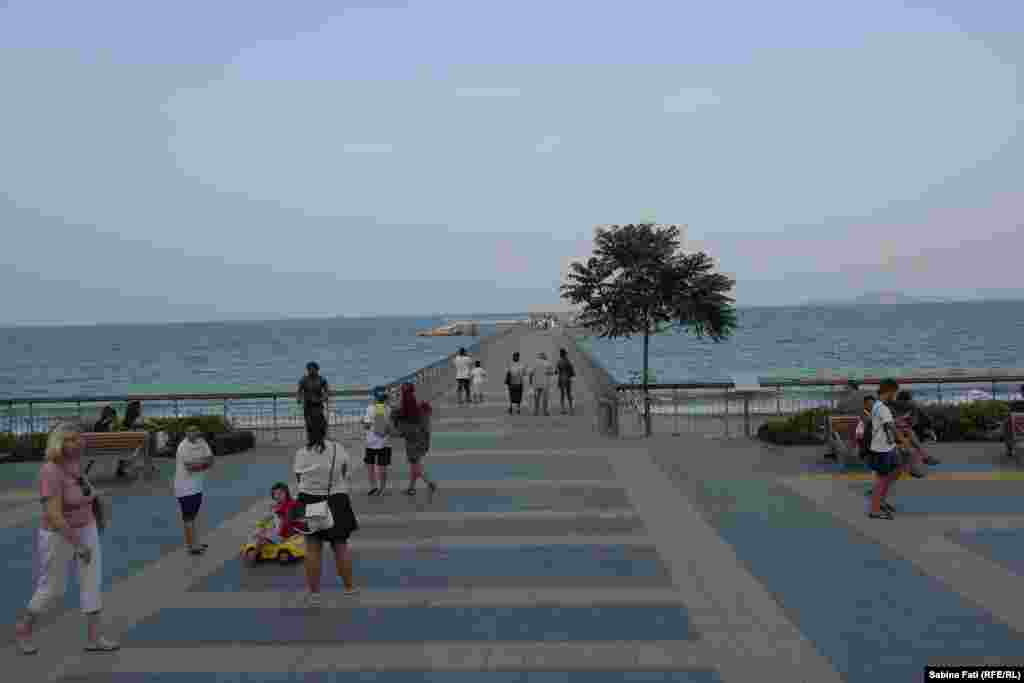 Burgas, Bulgaria 2016: Podul între faleză și mare