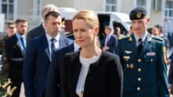 Șefa politicii externe și de securitate europene, Kaja Kallas, inspectând donații de echipamente tactice făcute de UE ministerului moldovean în ultimii ani, în timpul vizitei sale la Chișinău, pe 24 aprilie 2025.