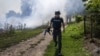 Jurnalistul și cameramanul AFP Arman Soldin, ucis lângă Bahmut marți 9 mai 2023, ferindu-se de tiruri rusești undeva tot lângă Bahmut, 31 iulie, 2022. 