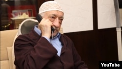 Türk resmileri Fethullah Güleniň toparyny 2016-njy ýylyň 15-nji iýulynda Türkiýede başa barmadyk döwlet agdarylyşygyny gurnamakda aýyplaýarlar. 