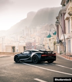 Bugatti Chiron, който беше представен през 2016 г., след като Селипанов стана ръководител на екстериорния дизайн на френския автомобилен производител.