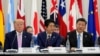  Shinzo Abe, premierul japonez, flancat de președintele american (stânga) și de președintele chintz (dreapta)