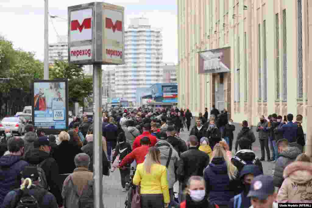 У Менску чарга да пікету на Камароўскім рынку расьцягнулася да выхаду са станцыі мэтро «Плошча Якуба Коласа»