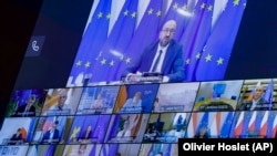 Predsjednik Evropskog vijeća  Charles Michel u razgovoru sa EU liderima tokom samita 19. avgusta 2020. 
