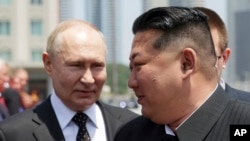 Putin i Kim na trgu u Pjongjangu, 19. jun 2024.