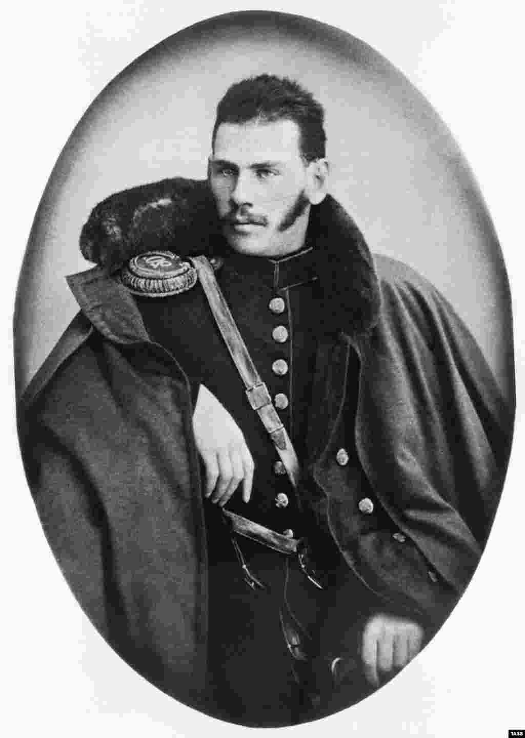 Tolstoi în uniformă militară, anul 1854. După anii tinereții petrecuți cu jocuri de noroc, băutură și femei, Tolstoi s-a înrolat în armata țaristă. Și-a îndeplinit cu onoare serviciul militar în Caucaz și în Războiul Crimeii, care încă nu se încheiase în momentul în care a fost făcută această fotografie. 