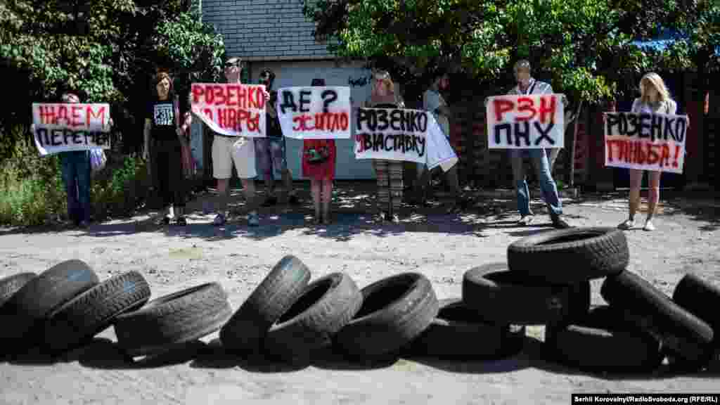Плакати з вимогами до віце-прем’єра