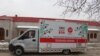 Magazinul ambulant al lui Shor, la Sadova: „Nu ne place ce se spune despre el, dar nouă ni-i a mânca” (VIDEO)